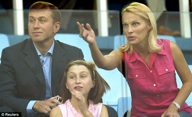 
Vợ chồng Abramovich và con gái Anna.
