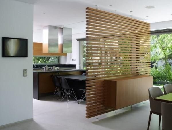 Bức vách trạm trổ tinh tế với họa tiết đa dạng này giúp cho không gian sống của bạn sang trọng và đơn giản hơn.