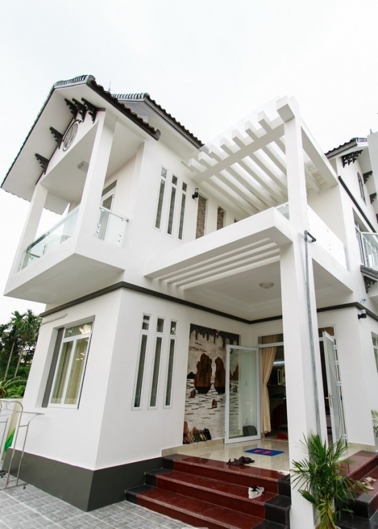 Ngay cửa ra vào là 1 bức tranh đá được thiết kế một cách tỷ mỷ.