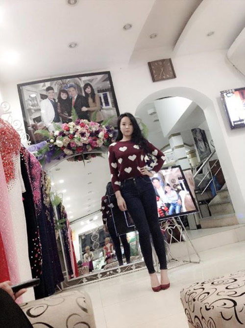 Căn nhà có mặt tiền rộng, 2 tầng, diện tích sâu vào bên trong. Studio áo cưới được bố mẹ cô mở từ khá lâu, kinh doanh phát đạt.