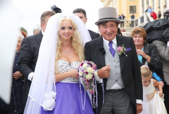 
Ở tuổi 82, đại gia ngành xây dựng của Australia tổ chức đám cưới xa hoa với người tình trẻ. Richard chọn màu tím thủy chung với hy vọng đây là lựa chọn đúng đắn bởi trước đó, ông đã nhiều lần đổ vỡ hôn nhân.
