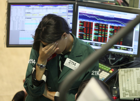 
Một nhân viên giao dịch mang màu áo của Lehman Brothers trong ngày ngân hàng tuyên bố phá sản. Ảnh PA.

