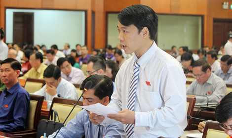 Đại biểu Nguyễn Minh Nhật đặt câu hỏi chất vấn. Ảnh: HOÀNG GIANG