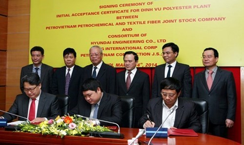 
Lễ ký Chứng chỉ Nghiệm thu sơ bộ Nhà máy Polyester Đình Vũ sáng 14/3/2014 với sự tham dự của ông Vũ Đình Duy (ngồi giữa). Ảnh: Hoàng Tuấn.
