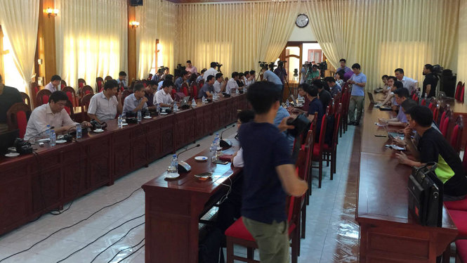 Đại diện của khoản 30 cơ quan truyền thông đã có mặt tại hội trường tỉnh ủy Yên Bái chờ họp báo- Ảnh: THÂN HOÀNG