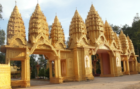 Chùa Vàm Ray tọa lạc tại xã Hàm Giang, huyện Trà Cú, tỉnh Trà Vinh, ngôi chùa này có diện tích rộng nhất trong số 9 ngôi chùa ông Trầm Bê công đức, tổng số tiền vị đại gia này đã bỏ ra xây ngôi chùa là 50 tỷ đồng.