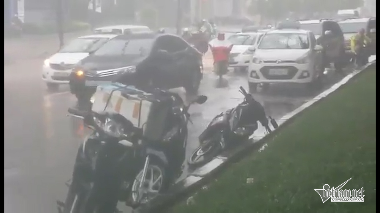 Gió giật mạnh khiến người đi xe máy ở khu vực đường Phạm Hùng, Hà Nội phải vứt xe bỏ chạy