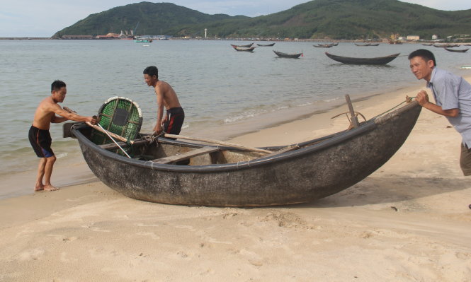 
Hai cha con ông Võ Công Toát ở làng Hải Phong xã Lỳ Lợi thị xã Kỳ Anh Hà Tĩnh sửa lại thuyền để đi câu mực
