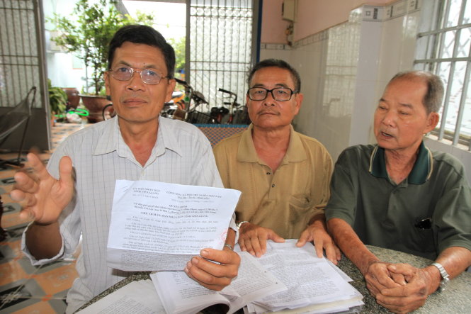 Một số hộ dân ở huyện Cai Lậy và thị xã Cai Lậy nói đã mòn mỏi chờ đợi UBND tỉnh Tiền Giang chi tiền bồi thường, hỗ trợ từ tháng 6-2015, nay lại tiếp tục chờ - Ảnh: VÂN TRƯỜNG