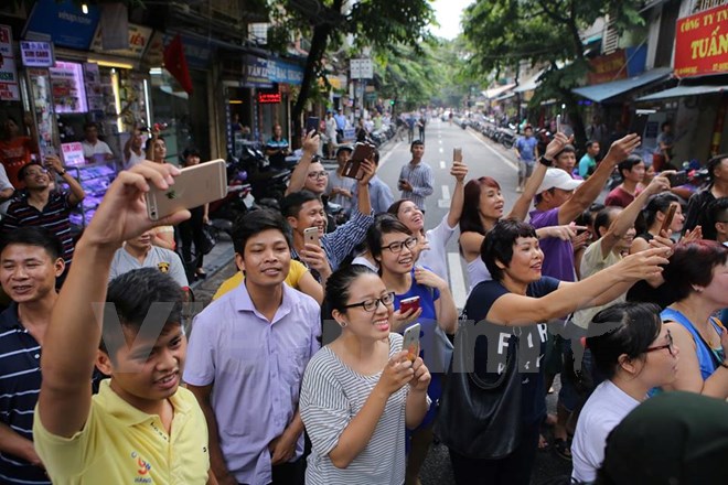 Người dân phố cổ hân hoan chào đón Tổng thống Pháp. (Ảnh: Minh Sơn/Vietnam+)