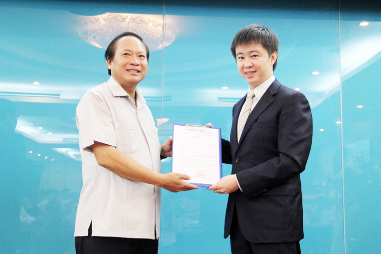 Bộ trưởng Trương Minh Tuấn trao quyết định bổ nhiệm cho đồng chí Bùi Hoàng Phương giữ chức Phó Chánh Văn phòng Bộ kiêm Thư ký Bộ trưởng.