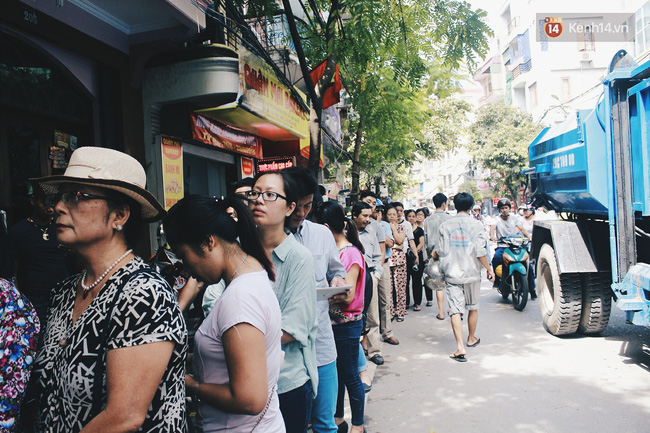 
Hàng người nối dài từ sáng sớm đến trưa ở trước cửa hiệu bánh Bảo Phương.
