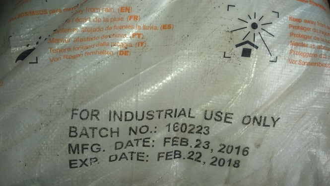 
Dòng chữ tiếng Anh trên 1 bao hóa chất ghi rõ “For Industrial Use Only” (Chỉ dùng trong công nghiệp)
