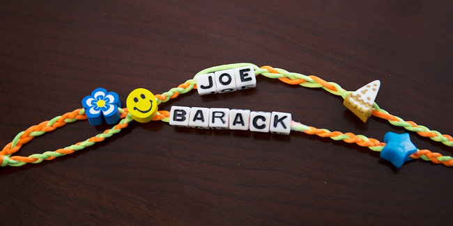 Lời chúc sinh nhật kèm chiếc vòng dễ thương của Phó Tổng thống Joe Biden dành cho ông Obama.