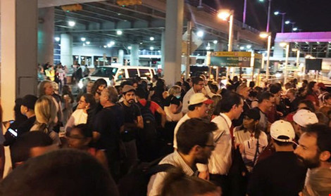 Các hành khách tại Terminal được sơ tán ra khỏi sân bay. Ảnh: TWITTER