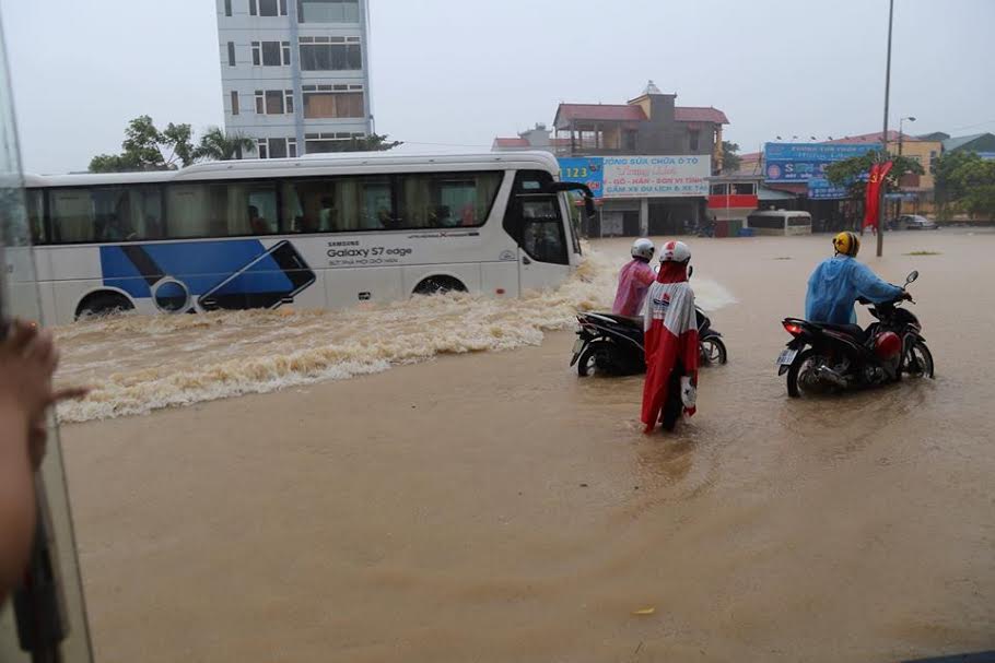 
Đoạn qua khu công nghiệp Khai Quang bị ngập sâu. Ảnh: Trần Ngọc Kha
