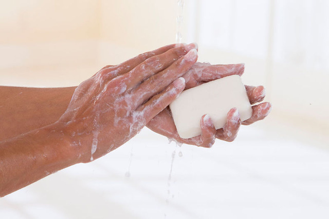FDA khuyến cáo người tiêu dùng chỉ nên sử dụng xà phòng thường và nước