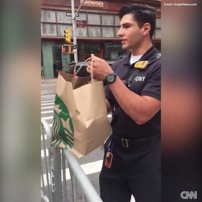 
Hành động tử tế của nhân viên Starbucks với lực lượng cảnh sát và lính cứu hỏa.
