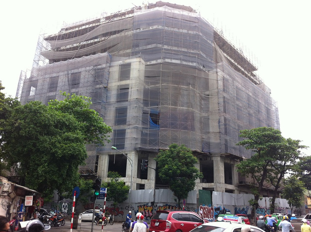 Tuy nhiên, đến thời điểm hiện tại công trường không có một bóng công nhân, sắt thép hoen gỉ vẫn nằm im thin thít.