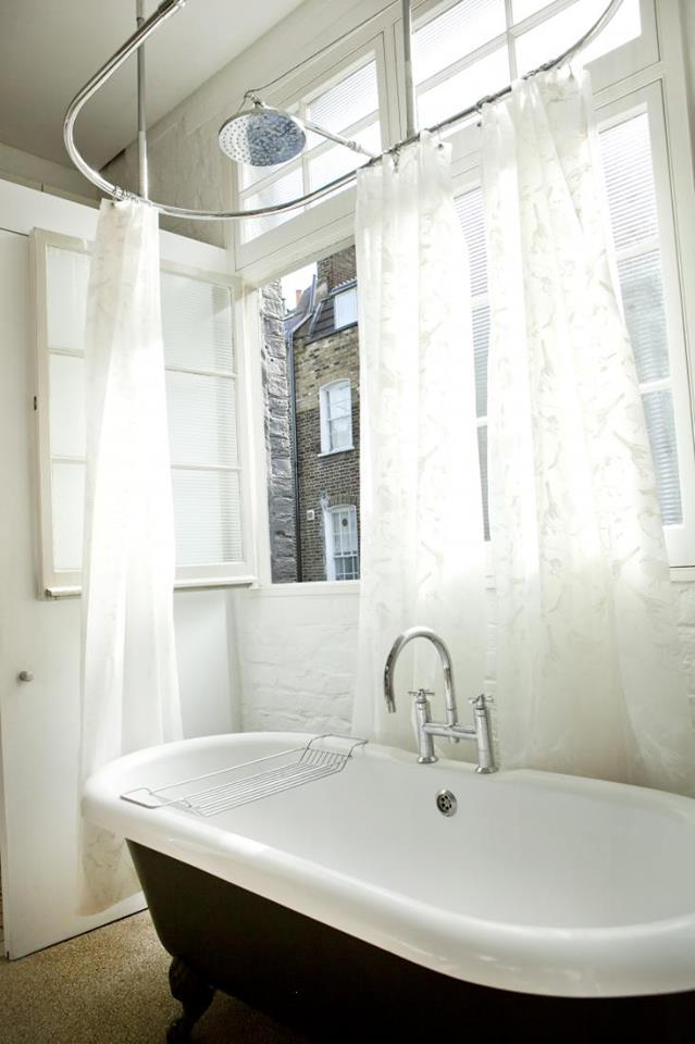 Tuy được đưa ra ngoài nhưng khi cần dùng chủ nhà có thể kéo tấm rèm trắng xung quanh và vậy là đã có một không gian đủ riêng tư trong khu vực tắm.