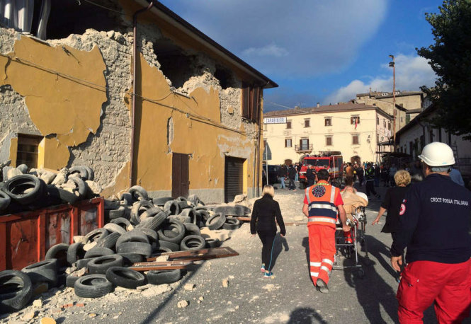 
Một góc thị trấn Accumoli trước và sau động đất - Ảnh: GOOGLE/REUTER
