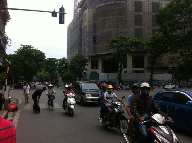 Thực hư câu chuyện trên chưa rõ, tuy nhiên có thể nói Doji sẽ khó hoàn thành lời đã hứa khi thâu tóm dự án này khi đến nay dự án vẫn chỉ quây tôn kín mít