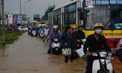 
Nước ngập lút bánh xe.
