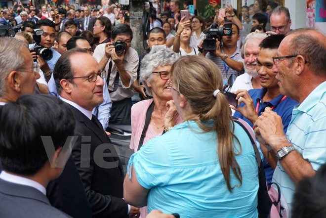 Các du khách Pháp hào hứng khi gặp Tổng thống. (Ảnh: Minh Sơn/Vietnam+)