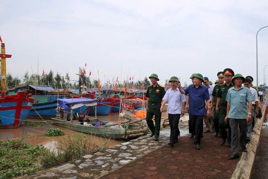 
Phó Thủ tướng Trịnh Đình Dũng đi kiểm tra chống bão số 3 tại Nam Định - Ảnh: Xuân Tuyến
