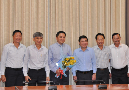 
Lãnh đạo UBND TP HCM và Saigontourist chúc mừng ông Bình (cầm hoa) trên cương vị mới
