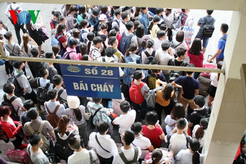 
Tuyến xe Quảng Ninh tại bến Mỹ Đình đông nghịt người chờ.

