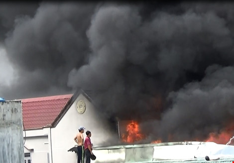 Đám cháy đang đe dọa lan sang những căn nhà kế bên.