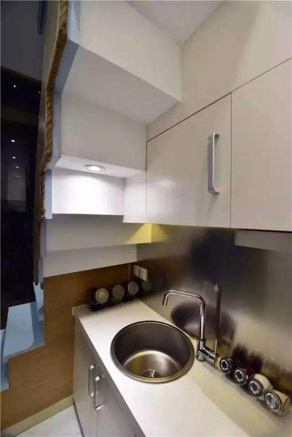 Không gian nhà bếp khá hẹp nhưng được thiết kế khá thông minh với tất cả mọi thứ.