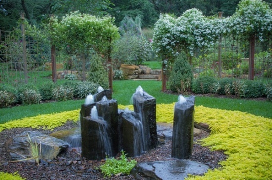 
Với những người yêu thích thiên nhiên hoang dã thì những tảng đá dựng đứng thêm đài phun nước mạnh mẽ sẽ tạo nên vẻ đẹp hoang sơ cho khu vườn.

 
