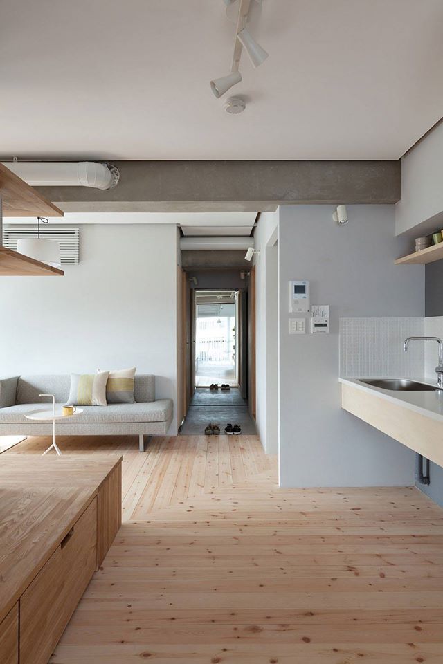 Toàn bộ sàn nhà được ốp gỗ cùng tông màu với hệ thống vách ngăn của căn hộ.