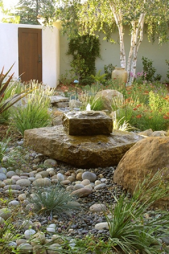 
Dòng nước chảy nhẹ nhàng thấm vào thảm đá bên dưới, tưới tắn cho những bụi cỏ dại sẽ mang lại cảm giác yên ả, thanh bình cho cả khu vườn.

 
