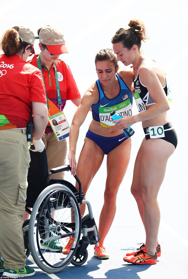 
Nikki Hamblin chủ động giúp Abbey DAgostino ngồi lên xe lăn để tránh vết đau thêm trầm trọng.
