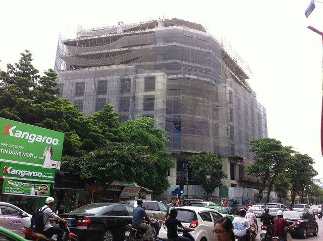 Phố Lê Duẩn - Nguyễn Thái Học luôn tấp nập xe cộ và khách du lịch quốc tế đi lại.
