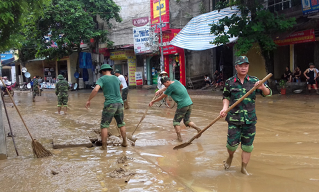 Lực lượng vũ trang được huy động tham gia khắc phục hậu quả . (Ảnh: báo Yên Bái)