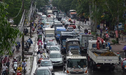 
Hàng trăm phương tiện bị mắc kẹt dưới trời mưa.
