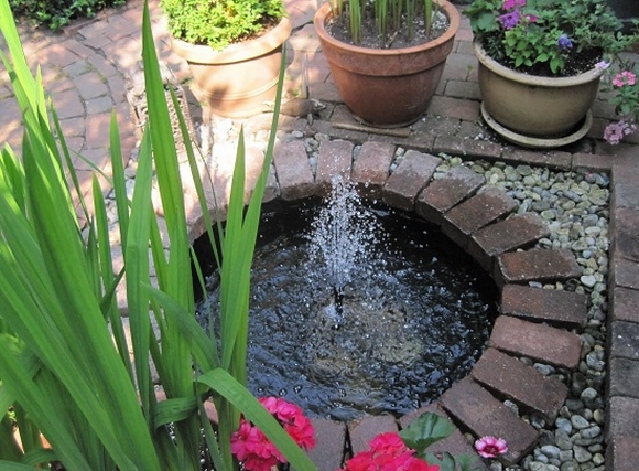 
Một chiếc đài phun nước trong vườn không chỉ là biện pháp giải nhiệt, làm đẹp cho khu vườn mà còn có mang yếu tố phong thủy, mang may mắn và thịnh vượng cho gia chủ.

 
