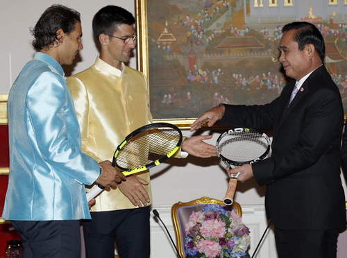 
Hai tay vợt tặng quà cho Thủ tướng Thái Lan Prayuth Chan-ocha
