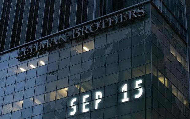 
Trụ sở của ngân hàng Lehman Brothers ở New York được chỉnh trang lại hoàn toàn từ đêm Chủ nhật cách đây đúng 8 năm khi một đám đông người hiếu kỳ đứng nhìn các nhân viên khăn gói rời khỏi tòa nhà này. Ảnh: AP.
