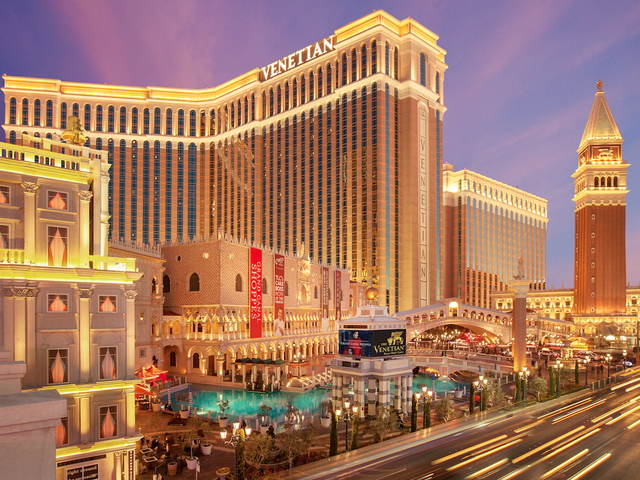 Venetian Resort Hotel & Casino, Las Vegas là một điểm dừng chân lý tưởng hiếm có. Với hơn 4.000 phòng, khách sạn này thực sự là một “quái vật” sang chảnh bởi sự hiện đại và quy mô khủng. Venetian Resort bao gồm khoảng 20 nhà hàng, 3 quầy bar bên bể bơi, trung tâm thể dục và spa khổng lồ, 1 hộp đêm trong nhà và tất nhiên, không thể thiếu các sòng bạc khét tiếng.