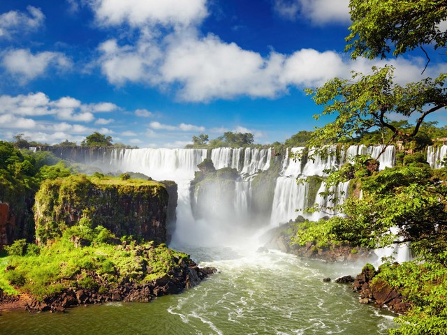 Thác nước Iguaçu, nằm ở biên giới Argentina và Brazil, là một trong những thác nước thiên nhiên hùng vĩ và cao ngoạn mục nhất trên thế giới. UNESCO công nhận Iguaçu là Kì Quan Thiên Nhiên Thế giới.