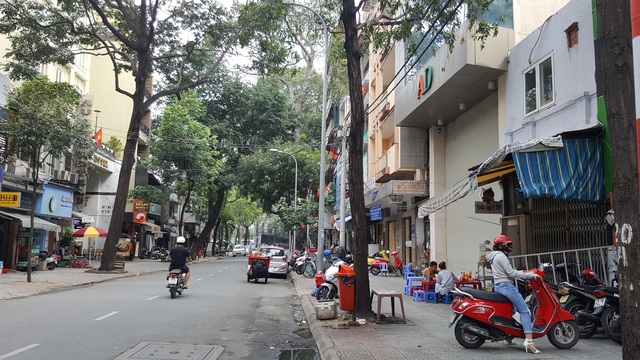 Một góc đường Hồ Tùng Mậu, nơi đang tập trung nhiều khu đất vàng chưa được triển khai dự án