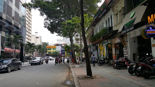 Nằm cạnh khu tức giác là một loạt trung tâm thương mại - văn phòng hiện đại như Bitexco, Sunwah...
