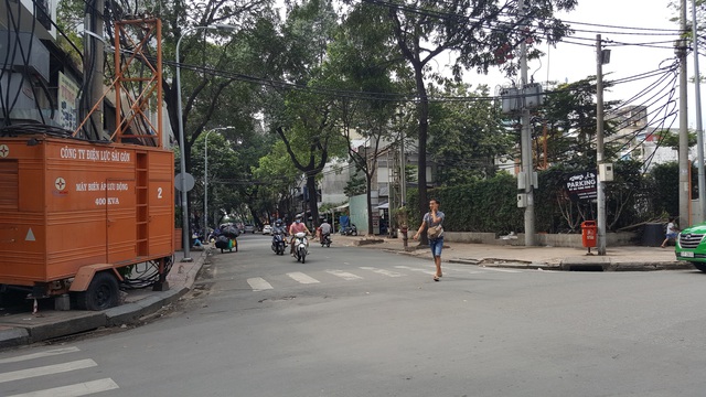 Mặt đường Hồ Tùng Mậu, cạnh đó là một khu đất vàng cũng chuẩn bị được đầu tư thành khu phức hợp văn phòng cao cấp