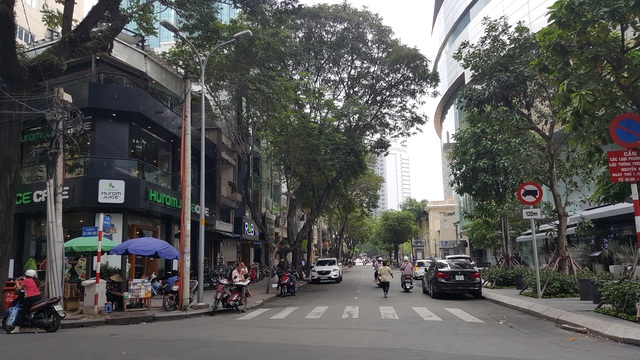 Góc đường Ngô Đức Kế, nằm cạnh là toà tháp cao nhất TP.HCM Bitexco Financial Tower
