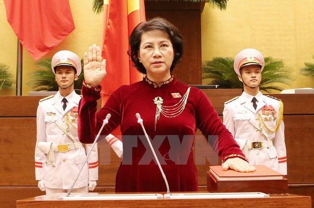 
Chủ tịch Quốc hội khóa XIV Nguyễn Thị Kim Ngân tuyên thệ nhậm chức.   CHỦ TỊCH QUỐC HỘI VÀ CÁC PHÓ CHỦ TỊCH QUỐC HỘI KHÓA XIV
